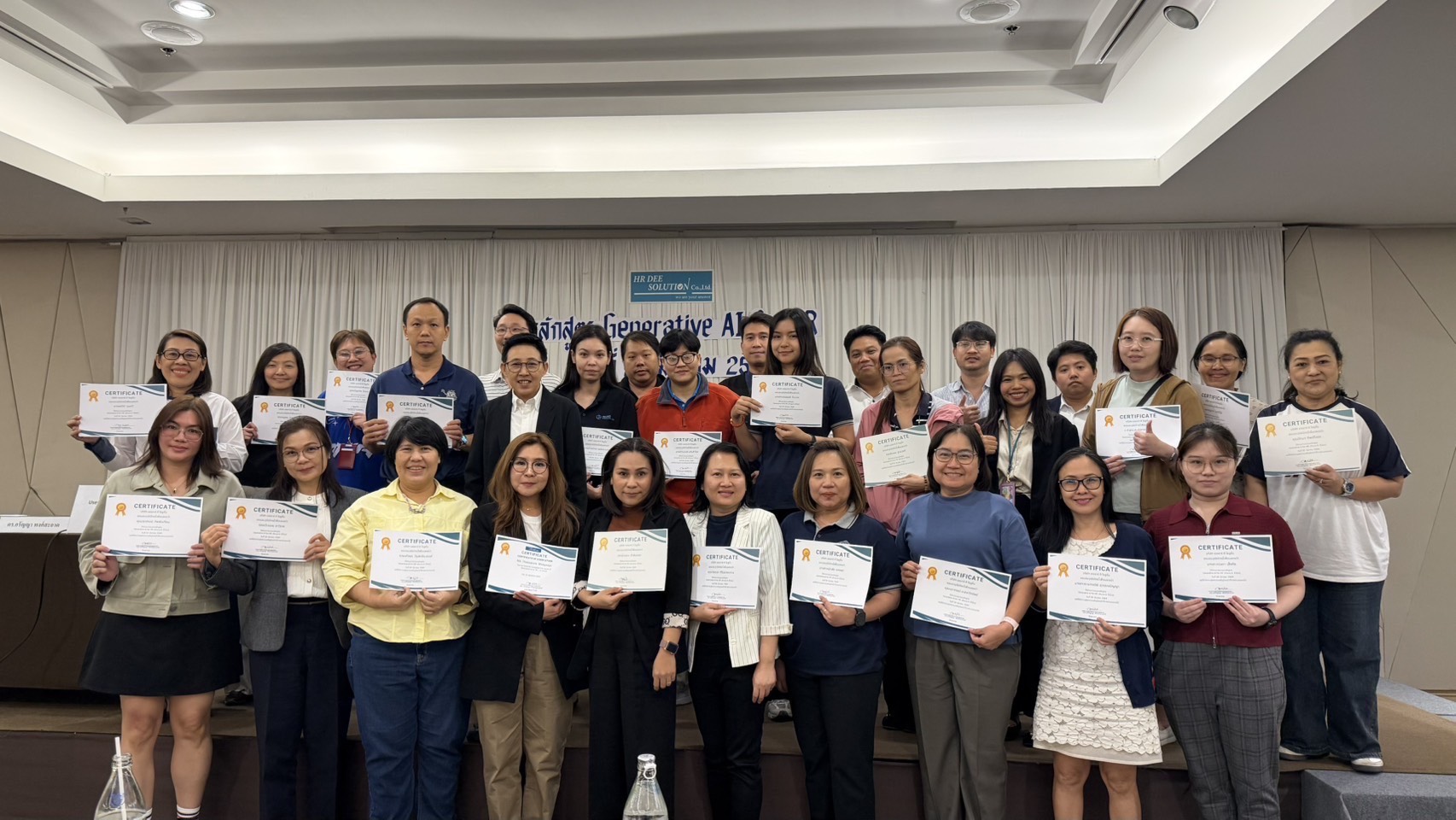 ภาพผู้เข้าอบรม Generative AI for HR พร้อมประกาศนียบัตร